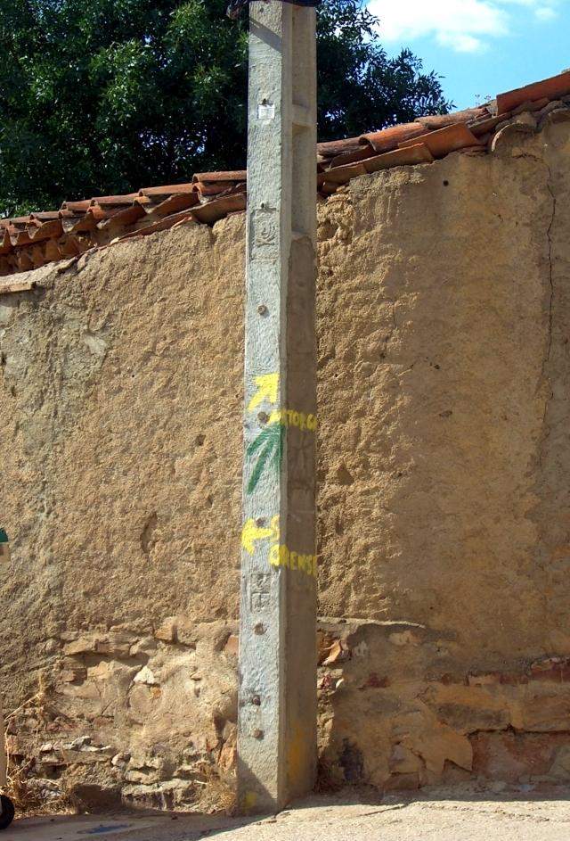 Camino Moz�rabe and V�a de la Plata fork in Granja de Moreruela